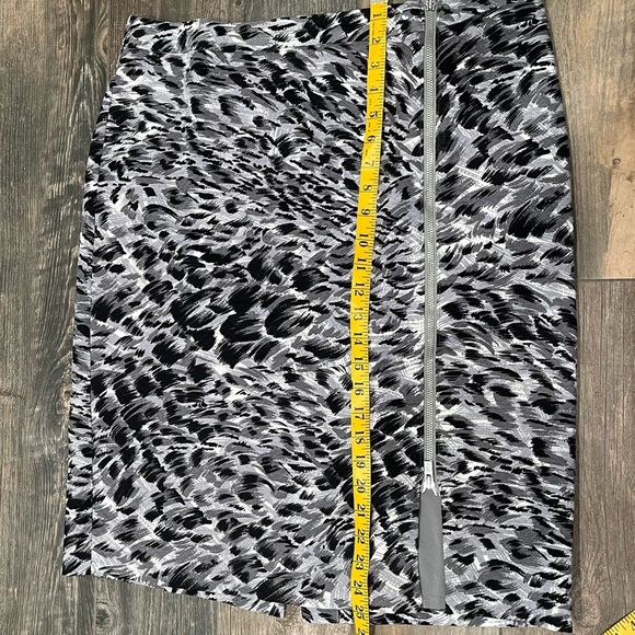 Talbots Gray Black Animal Abstract Print Front Zipper Pencil Skirt Size 14 - Picture 9 of 13